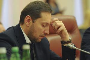Украинский министр упал в обморок после пламенной речи о Крыме: опубликовано видео