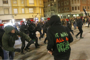 Камеры засняли жуткую драку российских фанатов в Испании: полицейский умер от сердечного приступа