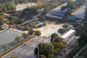 В Китае дорога провалилась под землю вместе с людьми: много погибших