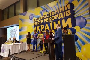 Украинцы устанавливают невероятные рекорды: самый маленький торт и 72 года в белом халате