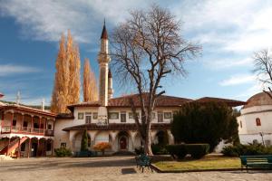 В Крыму задержали крымскую татарку - участницу одиночного пикету у здания Ханского дворца