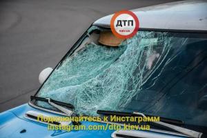 В Киеве авто сбило подростка на скейте: мальчик в критическом состоянии