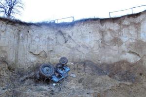 В Хмельницкой области трактор свалился в карьер: водитель погиб на месте