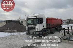 В Киеве водитель грузовика пытался починить колесо и умер