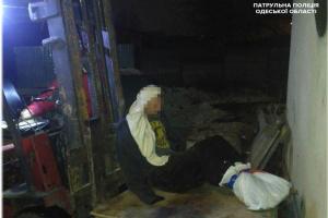 Одесские патрульные спасли мужчину, который примерз к крыше дома