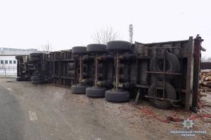 На Львовщине перевернулся автопоезд