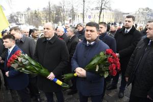 «Пакуйте вещи»: Гройсмана и Парубия «заплевали» у мемориала Небесной Сотни