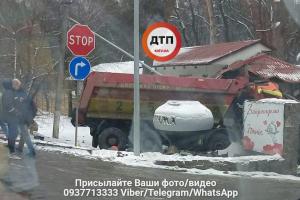 В результате аварии КамАЗ врезался в ресторан под Киевом
