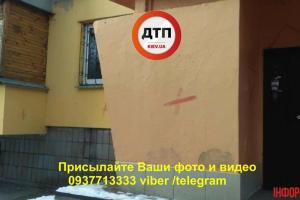В Киеве иностранец рисовал кровавые кресты на машинах и подъездах