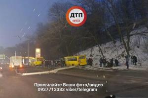 В Киеве 2 автобуса попали в серьезное ДТП: на месте происшествия много "скорых"