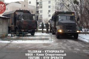 Почти как «первое мая»: возле Оболонского суда, где будет свидетельствовать Порошенко, навели порядки - кадры