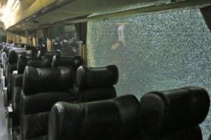 Забросали камнями и снежками: в Киеве атаковали автобус с болельщиками футбольного клуба АЕК