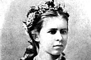 В Киеве вандалы осквернили памятник легендарной украинской поэтессы: кадры