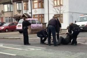 В Лондоне мужчина провалился в канализационный коллектор и "гулял" там трое суток