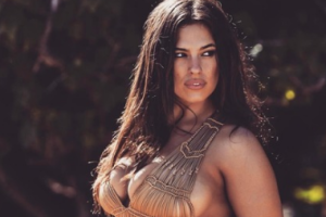 Сексуальные пышки: Модели plus-size полностью оголились в соблазнительной фотосессии