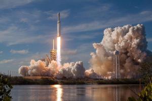 К Марсу под песни Боуи: сеть бурно обсуждает успешный запуск ракеты SpaceX и эпичный «ответ» России