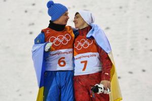 На Олимпиаде-2018 украинский чемпион укутал в сине-желтый флаг российского спортсмена: реакция соцсетей