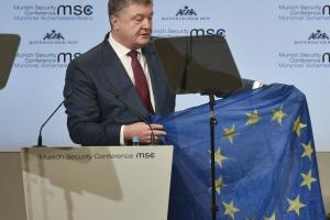 Порошенко привез в Мюнхен флаг ЕС из Авдеевки: о чем говорил президент на конференции