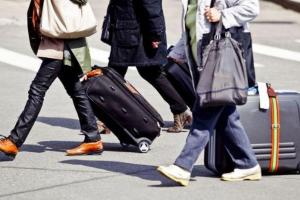 Украинцы массово бегут за границу: в Кабмине встревожены