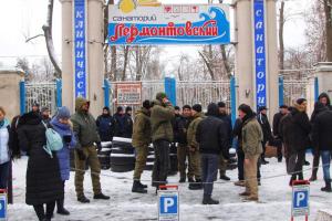 Десятки людей с арматурой ворвались в одесский санаторий
