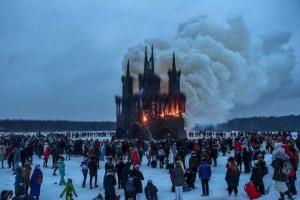 "Готическая Масленица": в России на массовом праздновании сожгли 30-метровый макет храма