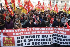 Во Франции произошли жесткие столкновения полиции и госслужащих, вышедших на забастовку - кадры