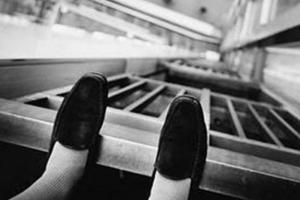 В Кривом Роге 14-летняя девочка выпала из окна: труп обнаружили родители