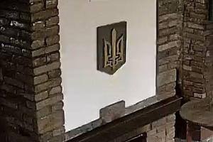 Яркий пример: Мать поляка, спалившего украинский герб в Тернополе, вернула его обратно в заведение - видео