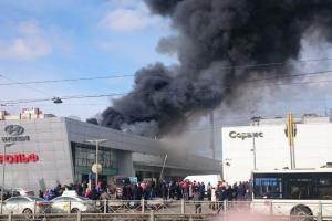 В Санкт-Петербурге горит автоцентр - кадры