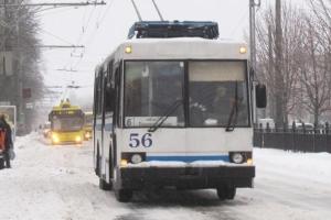 В Полтаве 28-летнего мужчину при выходе из троллейбуса ударило током