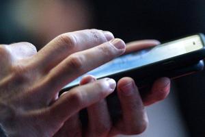 Китаянка доигралась в телефон до операции на мозге