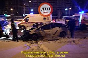 В Киеве патрульный Приус врезался в эвакуатор: полицейские госпитализированы