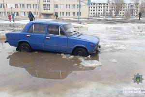 В Лисичанске неадекватный водитель ВАЗа гонял по школьному стадиону, а затем застрял в луже