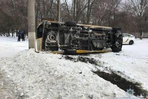 В Запорожье перевернулся маршрутный автобус с пассажирами