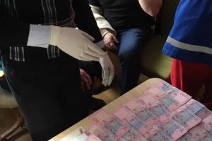 На Львовщине задержан чиновник, который получил взятку за 4 "быстрых" загранпаспорта