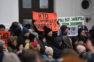 Смертельный пожар в Кемерово: люди на митинге кричат и требуют правды, а губернатор называет их «бузотерами»