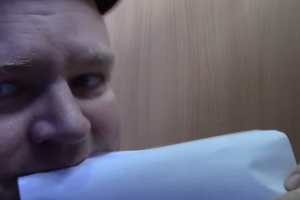 Выборы в России: избиратель снял на камеру, как ест свой бюллетень