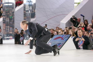 Лавров упал на колени прямо на сцене: опубликовано видео