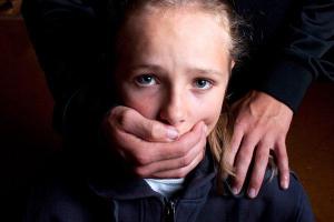 В России мужчина похитил девочку, увез и изнасиловал