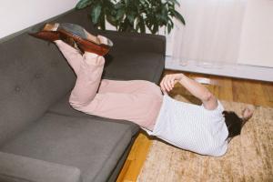 В США вор забрался в дом и уснул на диване