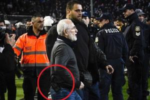 Матч ПАОК – АЕК завершился скандалом: президент клуба выбежал на поле с оружием