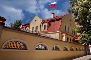 Возле посольства РФ в Харькове поставили гроб с куклой Путина: фото