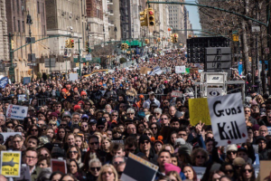 В городах США прошли марши против продажи оружия