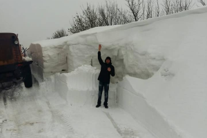 В Луганской области намело трехметровые сугробы: фото