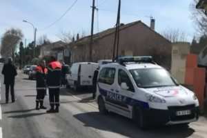 Во Франции террорист захватил заложников в супермаркете, есть жертвы