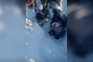 На Харьковщине спасатели вытащили из-под снежного завала ребенка
