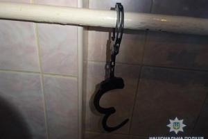 Приковал наручниками к батарее: киевлянин взял в заложники квартиранта