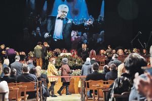 Похороны Олега Табакова: "бойкот" старшей дочери и угрозы священнику