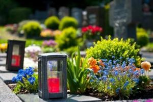 Отказ от "мертвых" цветов и алкоголя: как правильно проводить Поминальные дни