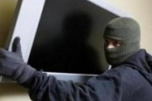 Житель Калуша заселился в отеле, чтобы украсть телевизор
